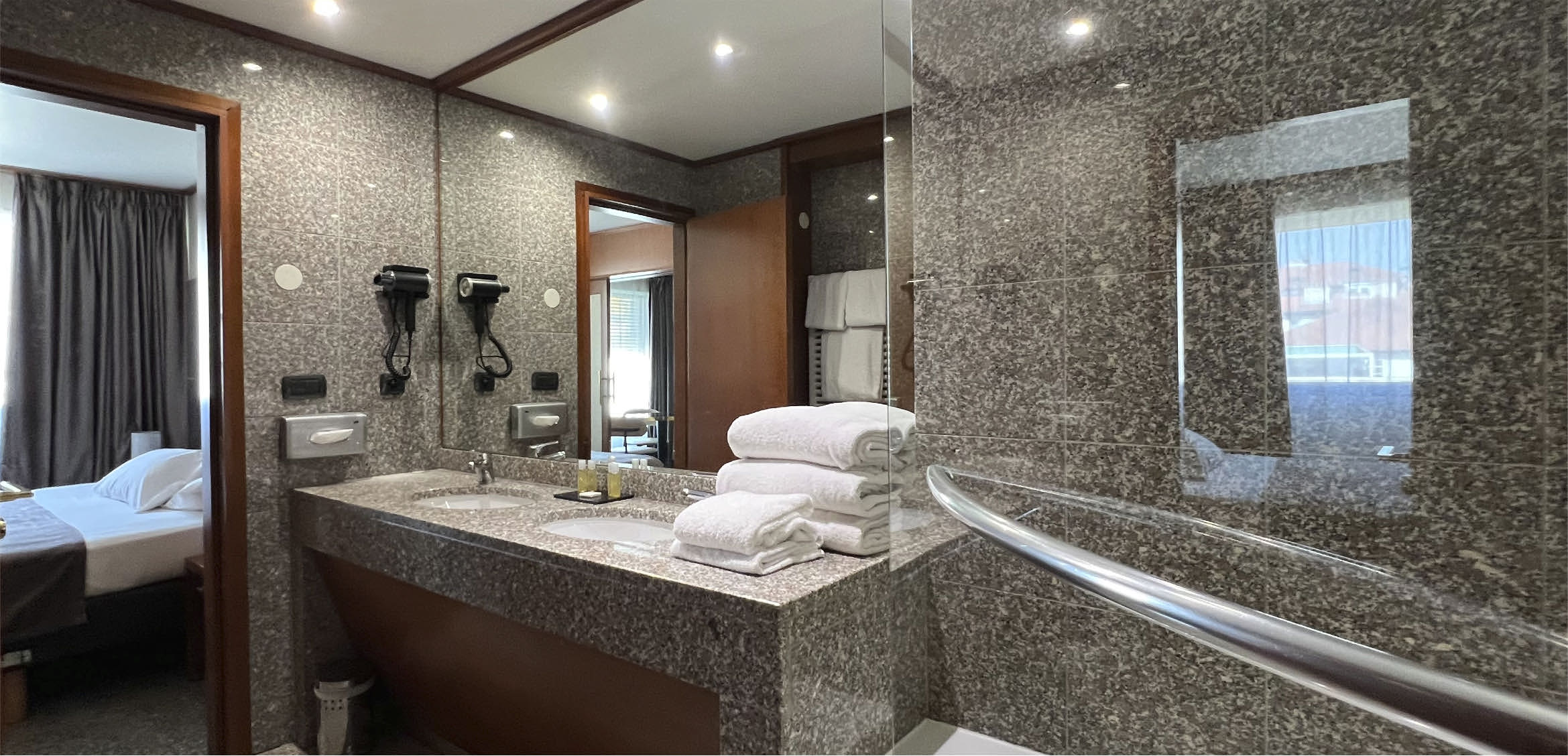 Suite 2 – Photo 4