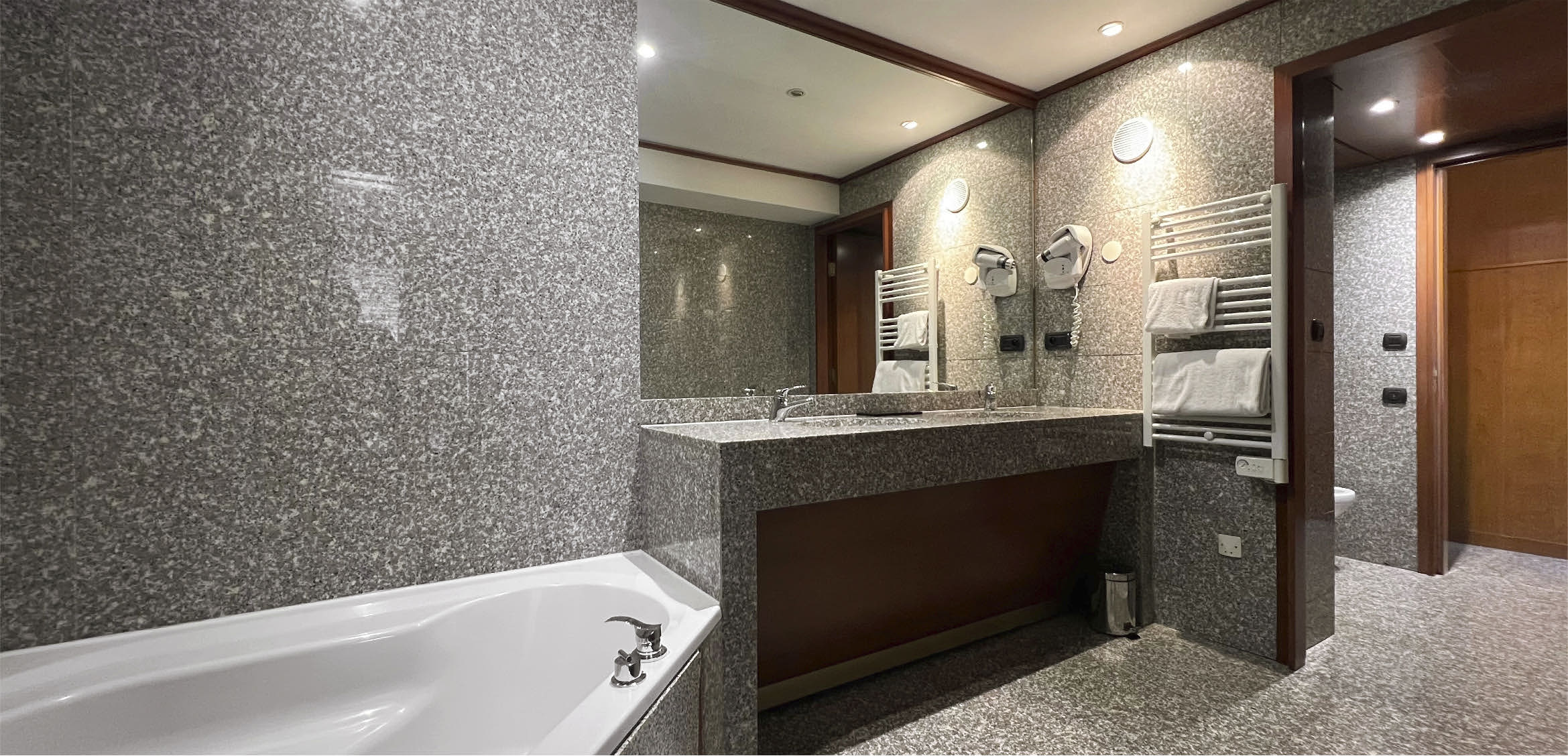 Suite 4 – Photo 3
